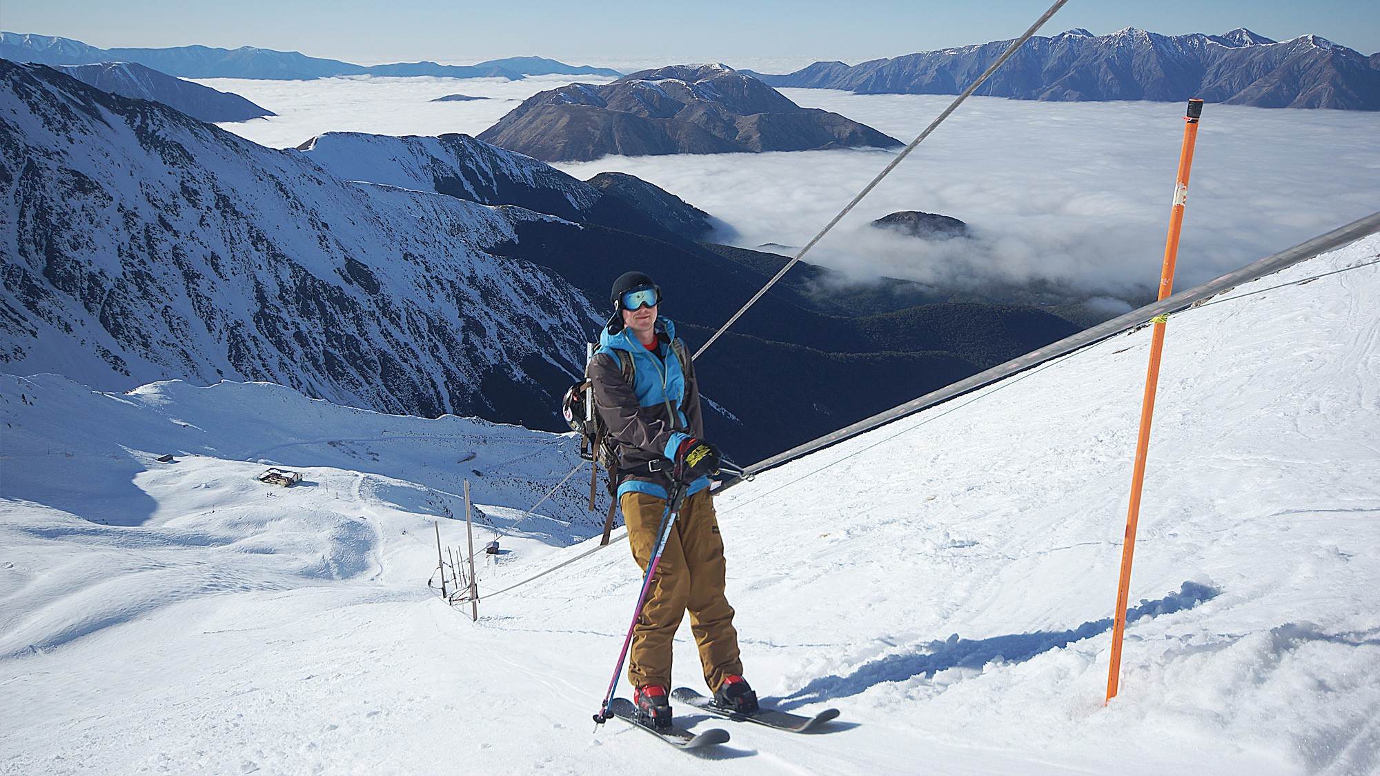Skifahrer am Rope Tow von Broken River über einem Wolkenmeer